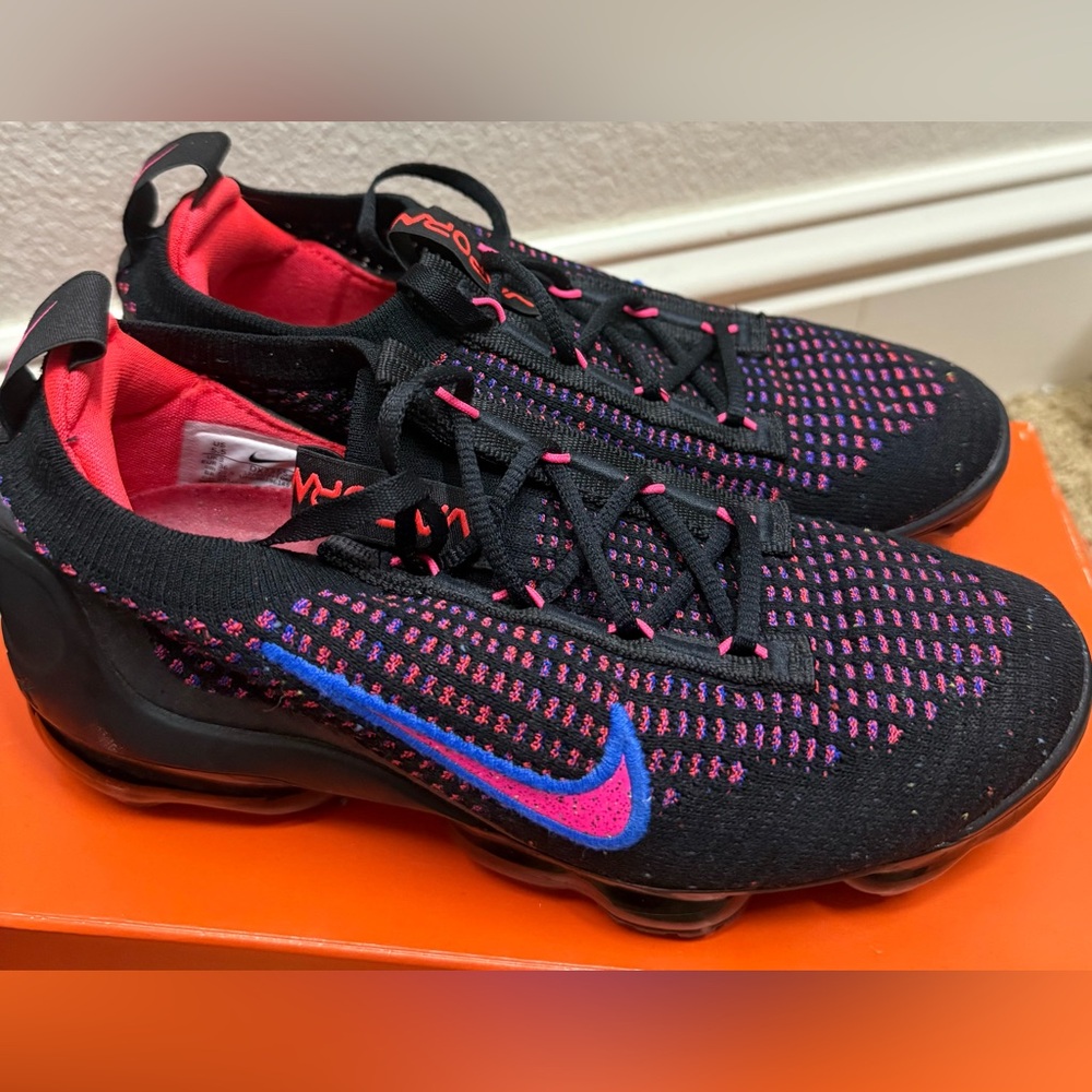 Nike Black and Pink Vapor Max flyknit